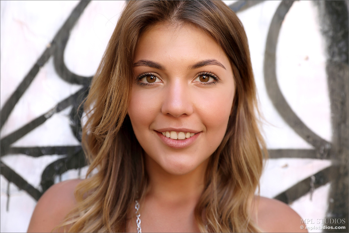 Photo #3 of Kaitlin posing in Runaway Affair