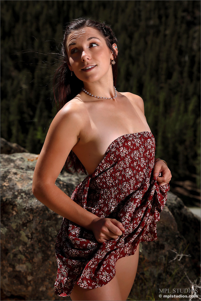 Photo #3 of Elena Generi posing in Lookout Mountain