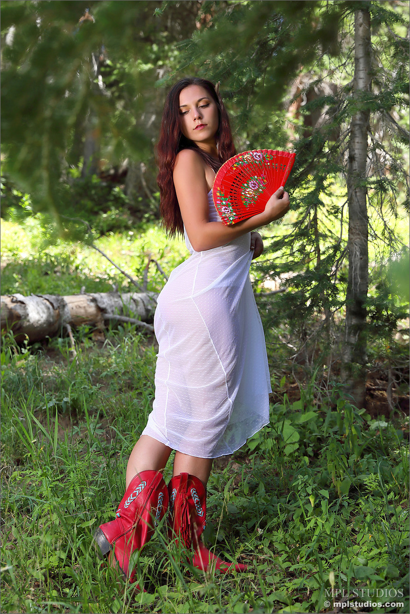 Photo #1 of Elena Generi posing in Timberline