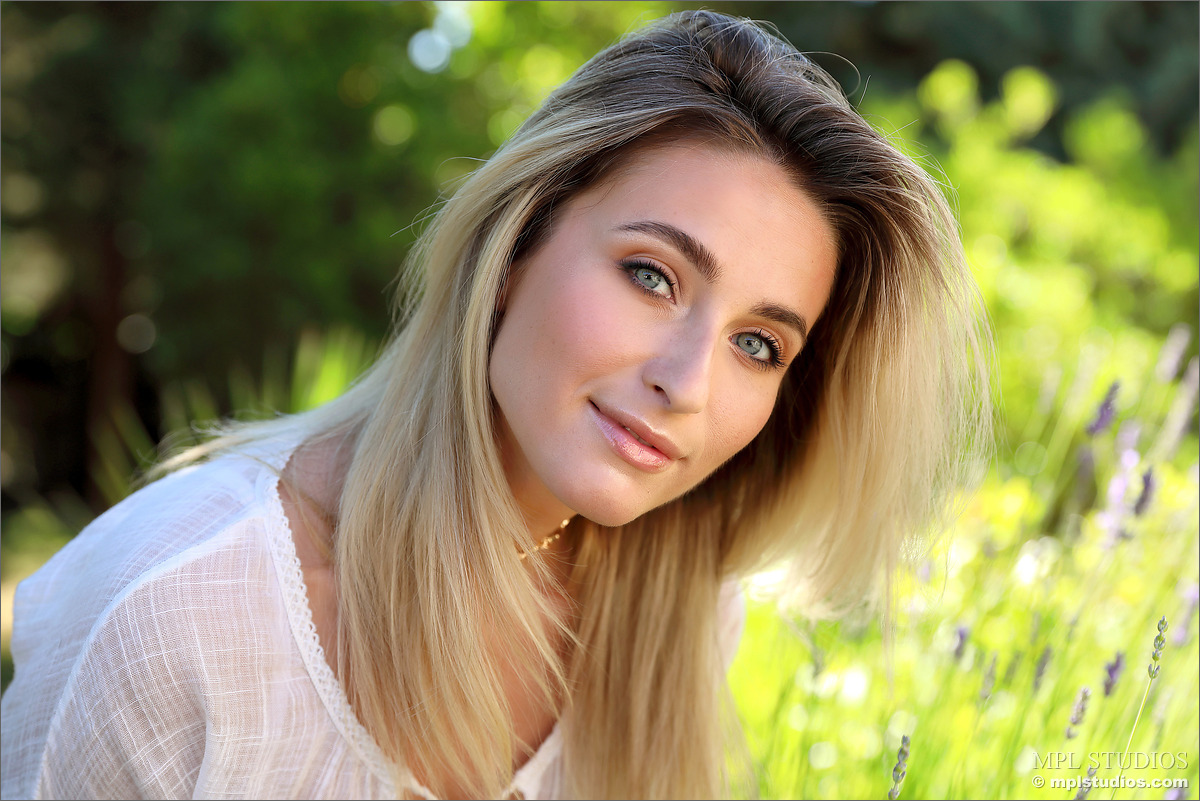 Photo #1 of Cara Mell posing in The Queen's Garden