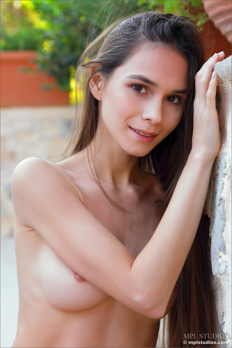 Photo #4 of Leona Mia posing in Shoot Day: Montage