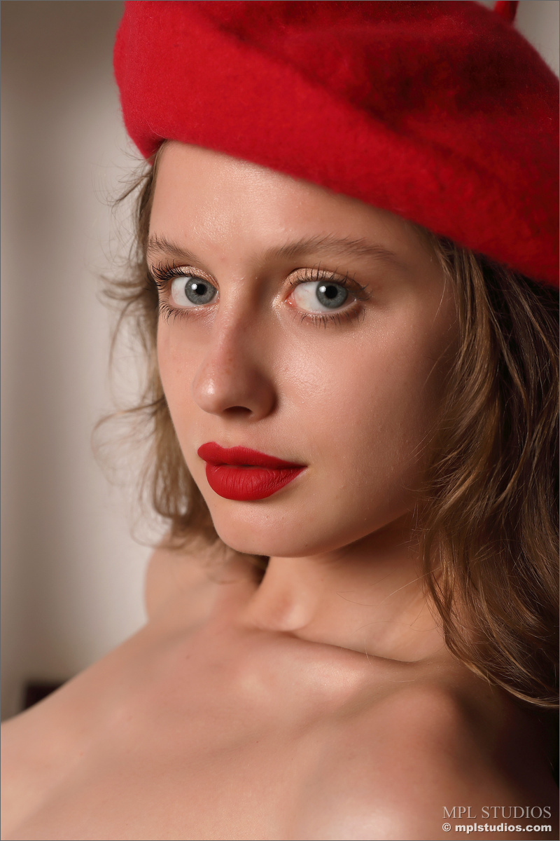 Photo #6 of Clarice posing in Une Femme Libre