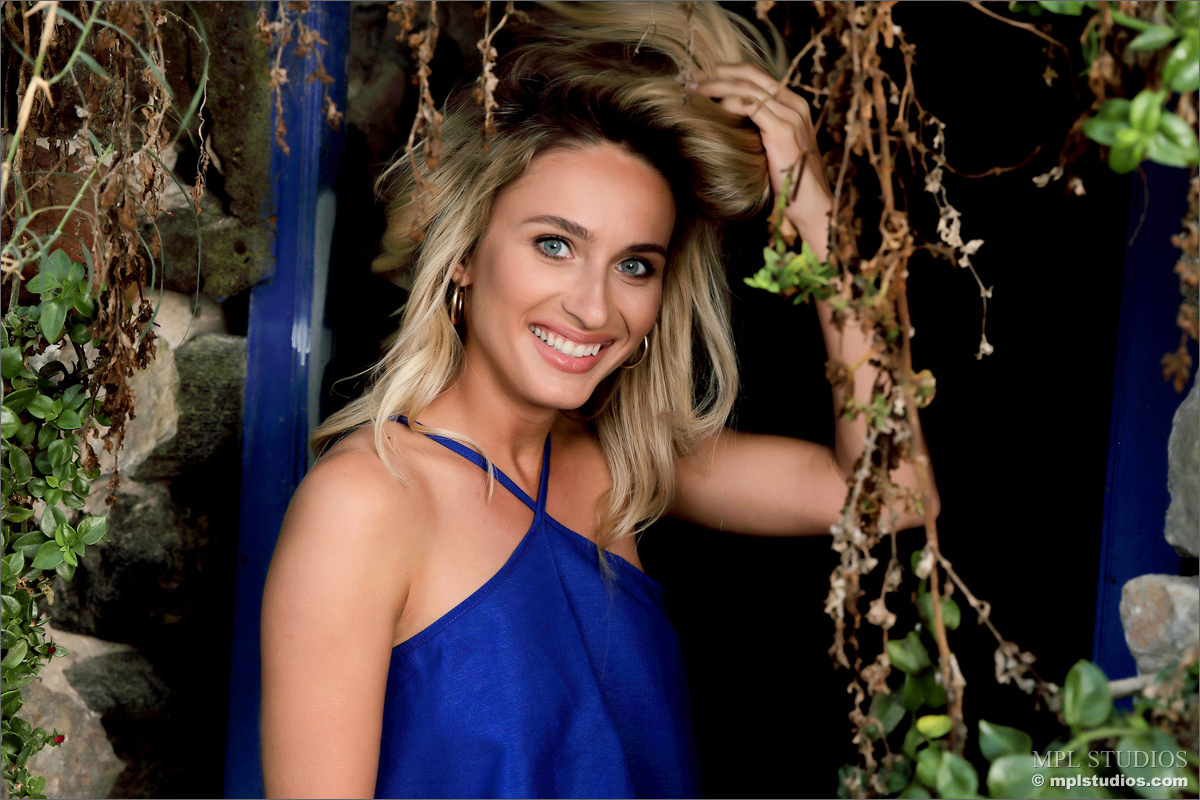 Photo #4 of Cara Mell posing in Shoot Day: Montage