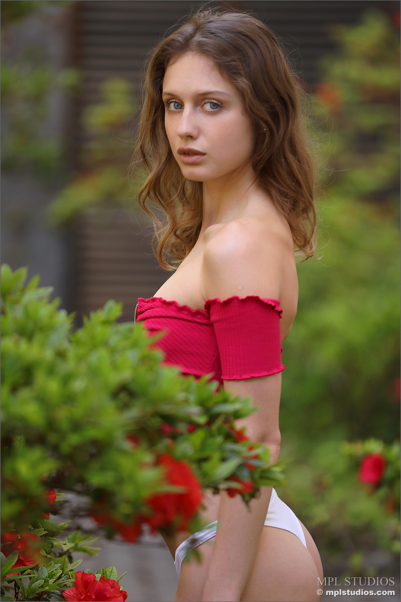 Photo #1 of Clarice posing in Azalia