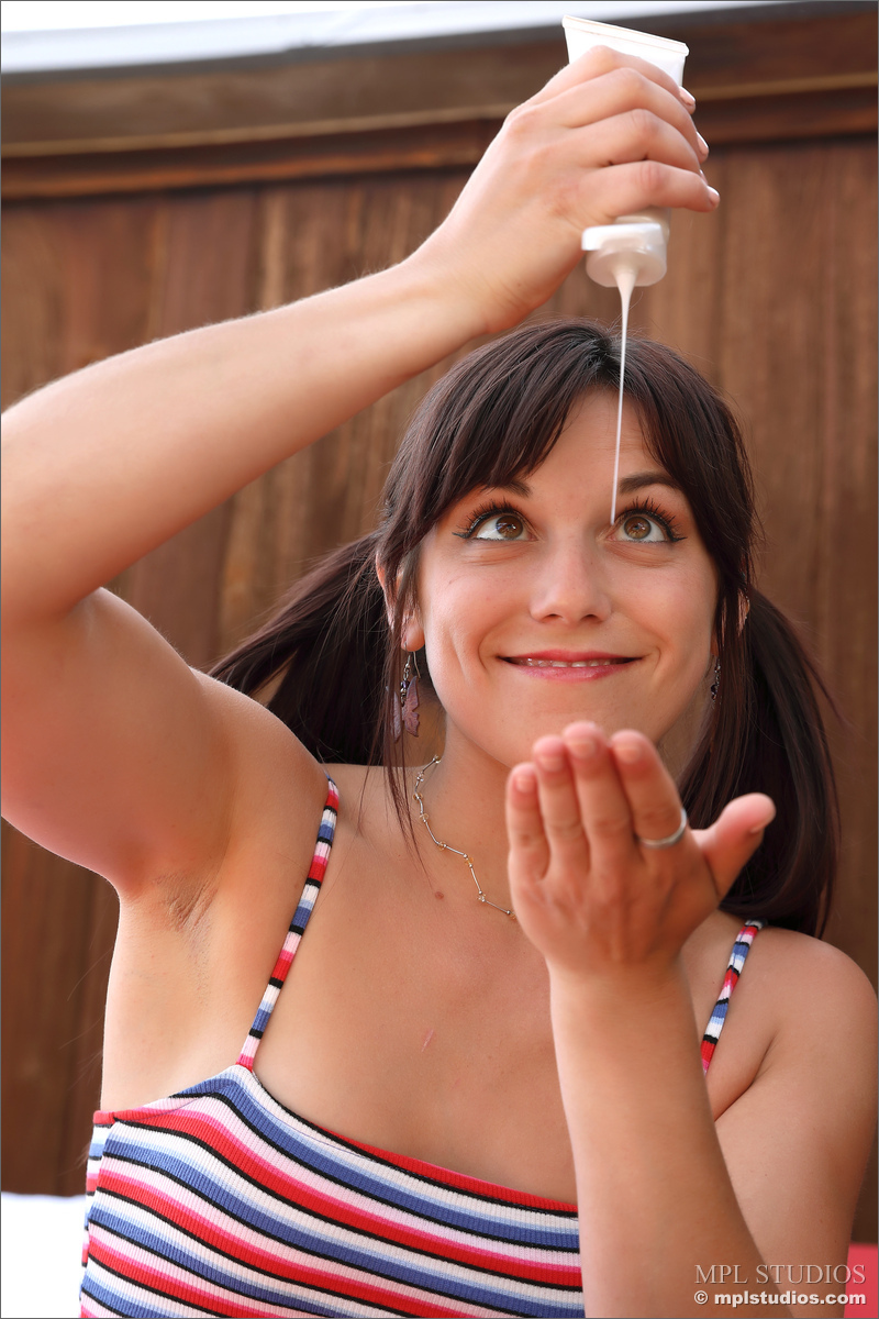 Photo #4 of Elena Generi posing in Summer Vibes