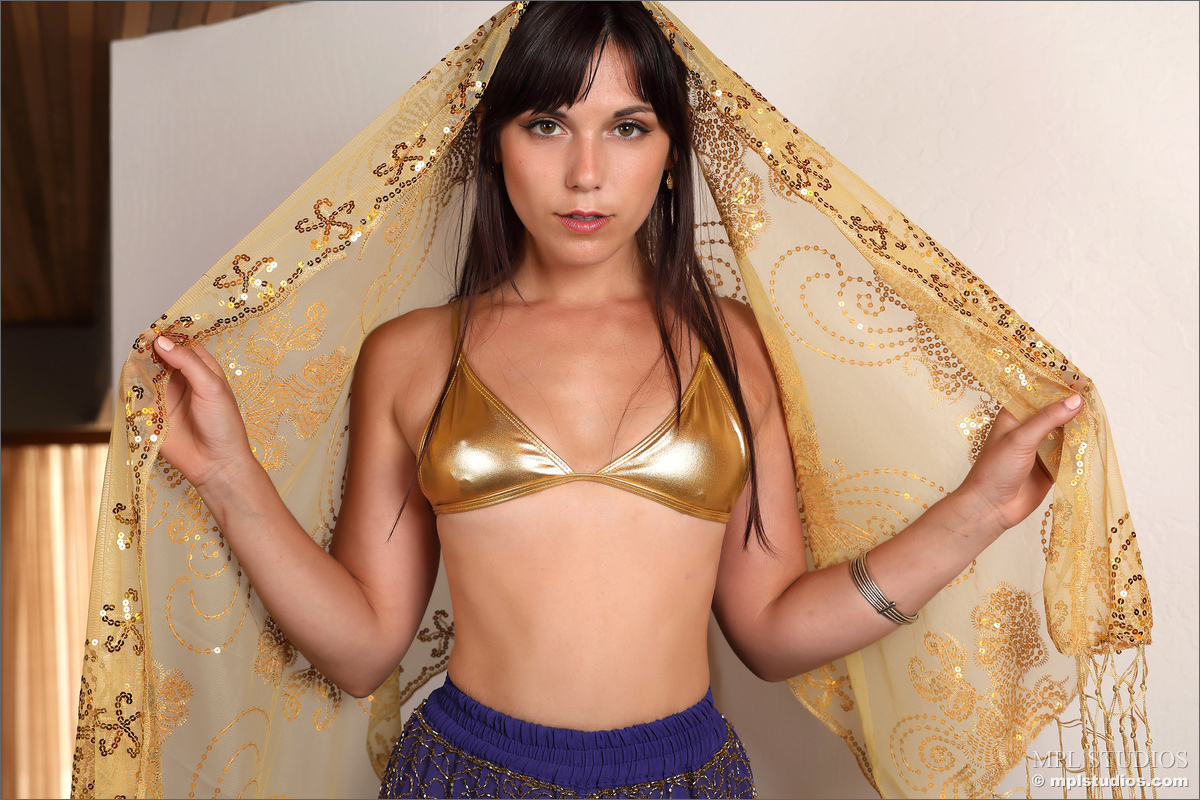 Photo #1 of Elena Generi posing in Shuni Mudra