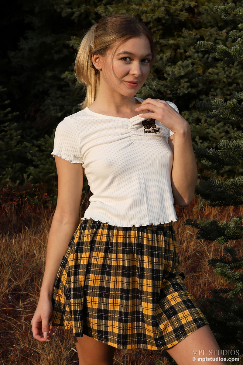 Photo #1 of Stefani posing in Golden Passage